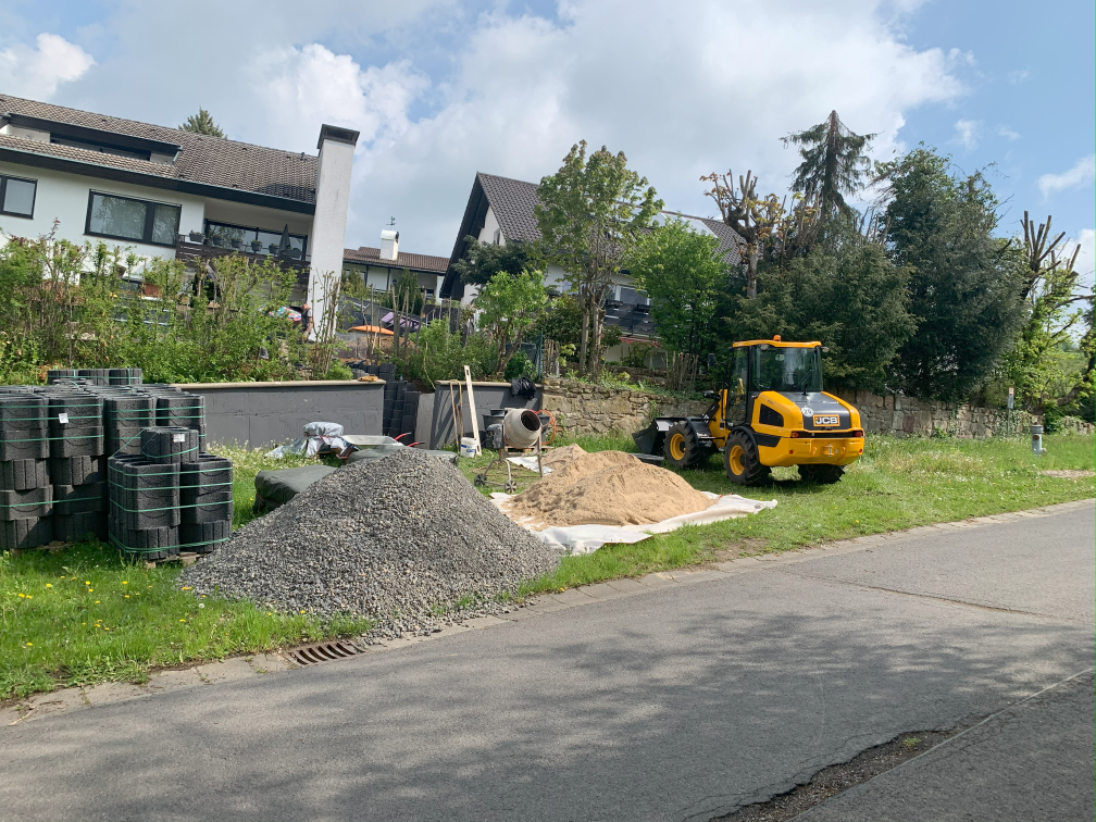 Baustelle Außenanlagen in Zell mit Radlader und Pflastermaterial